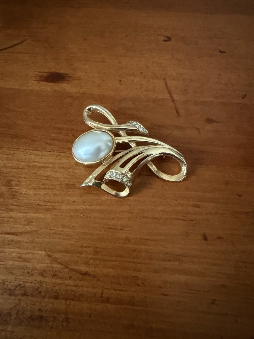 Vintage Gold Tone Faux Pearl Rhinestone Swirl Brooch Elegant Modernist Spray Pin